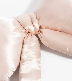 Oreiller en satin à gros nœud